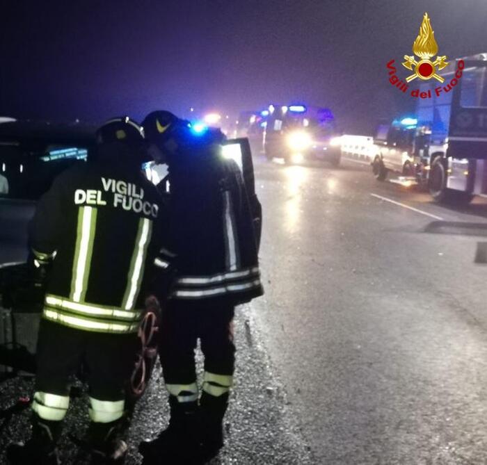 Incidente stradale con 4 mezzi coinvolti, un ferito grave