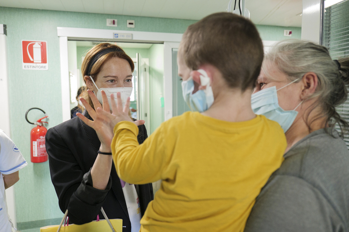 Bova, Capotondi,Pasotti e Pif leggono favole al Bambino Gesù