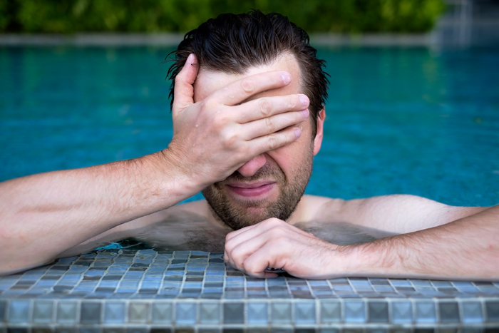 Rischio di danni alla cornea per chi fa il bagno con le lentine al mare o in piscina