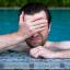 Rischio di danni alla cornea per chi fa il bagno con le lentine al mare o in piscina