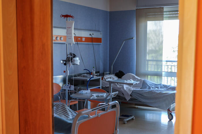 Italia longeva, gli anziani fermi in ospedale sono un'emergenza